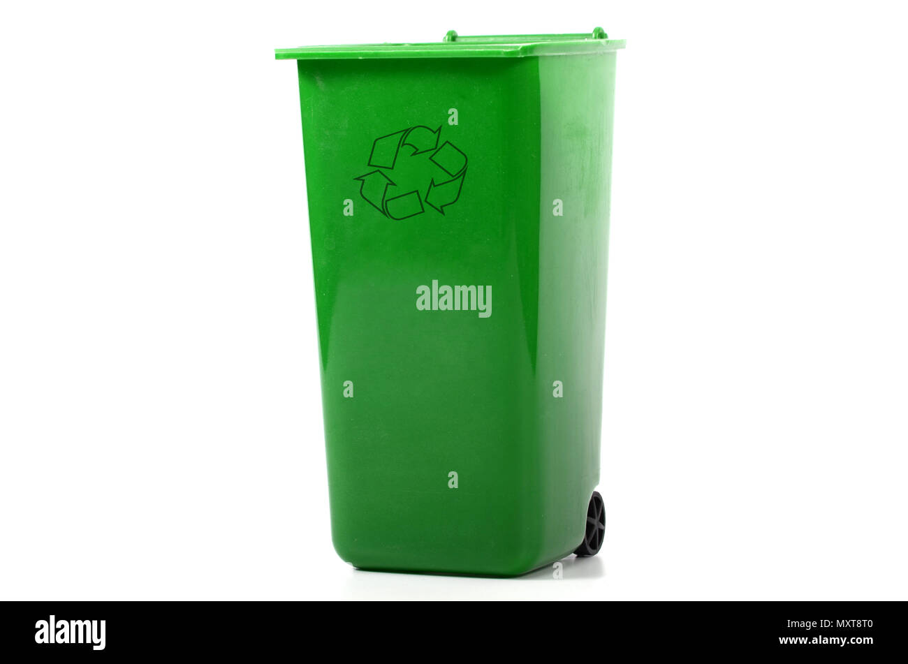 Videz la corbeille en plastique vert isolé, concept de recyclage Banque D'Images