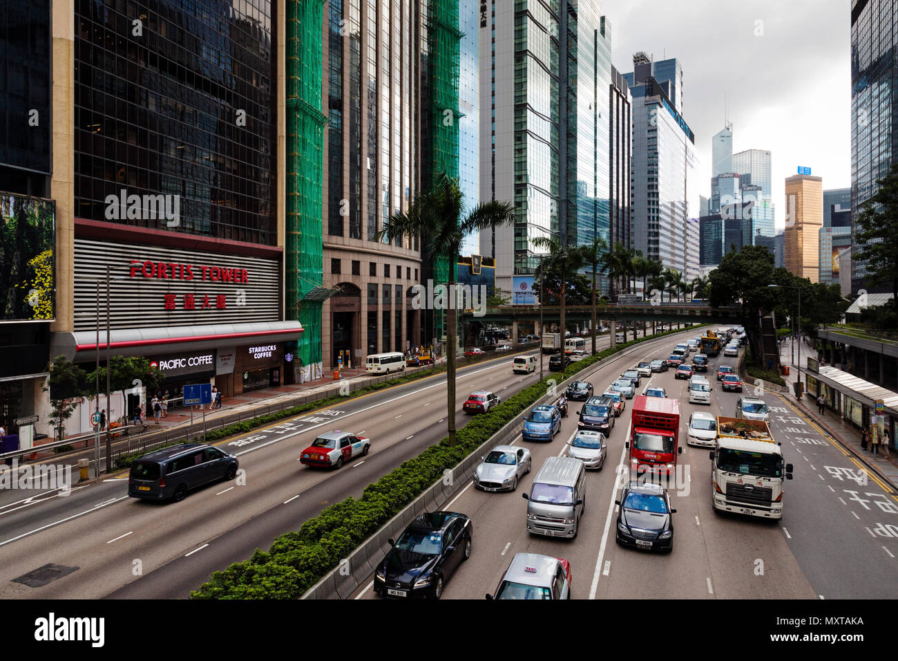 Trafic sur Gloucester Road, Hong Kong, SAR, Chine Banque D'Images