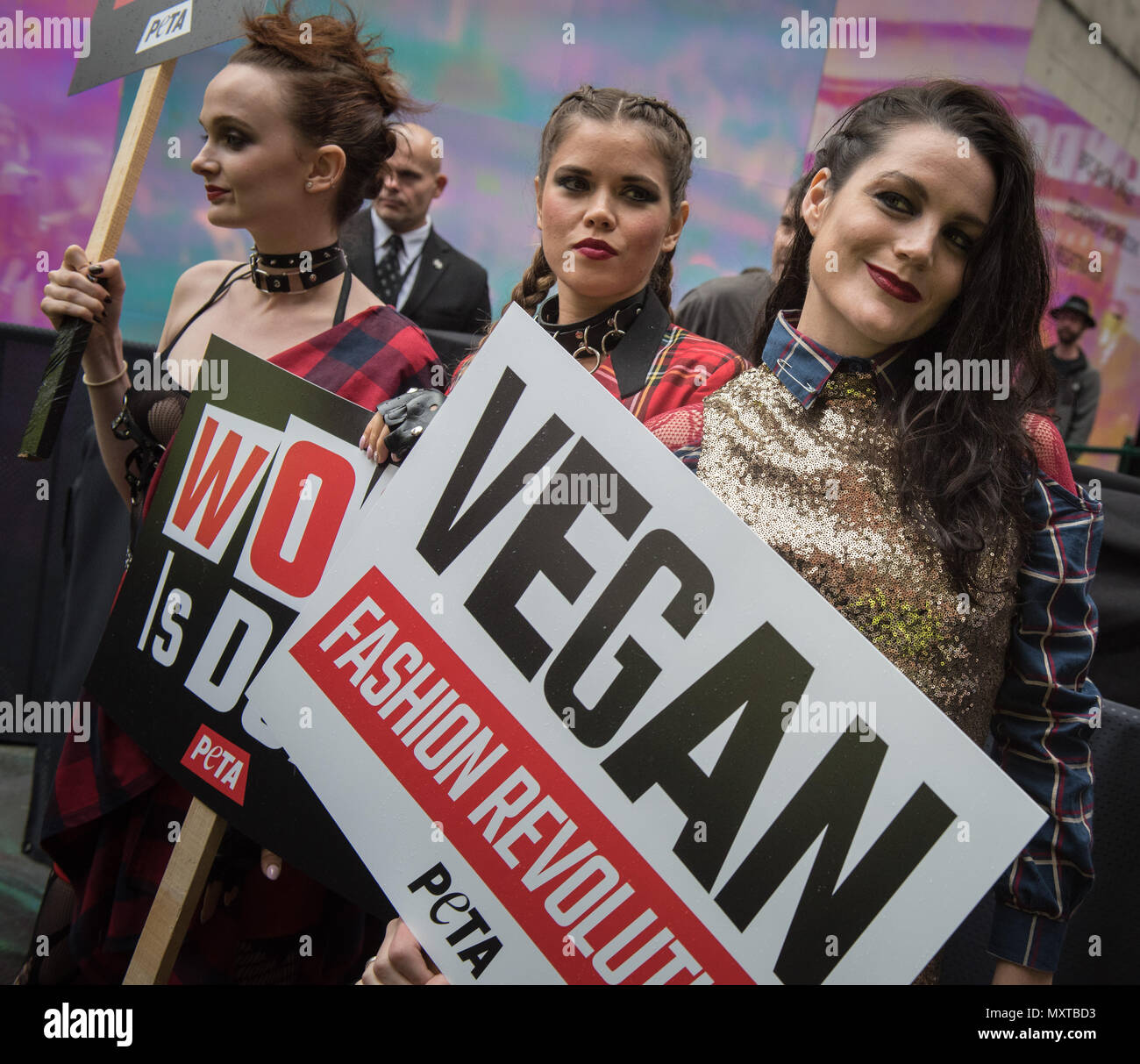 Brewer Street, Soho, Londres. Le 16 septembre 2016. Que Londres célèbre 40 ans de punk, des militants de PETA étincelle son propre "Mode Vegan Revolution' outsi Banque D'Images