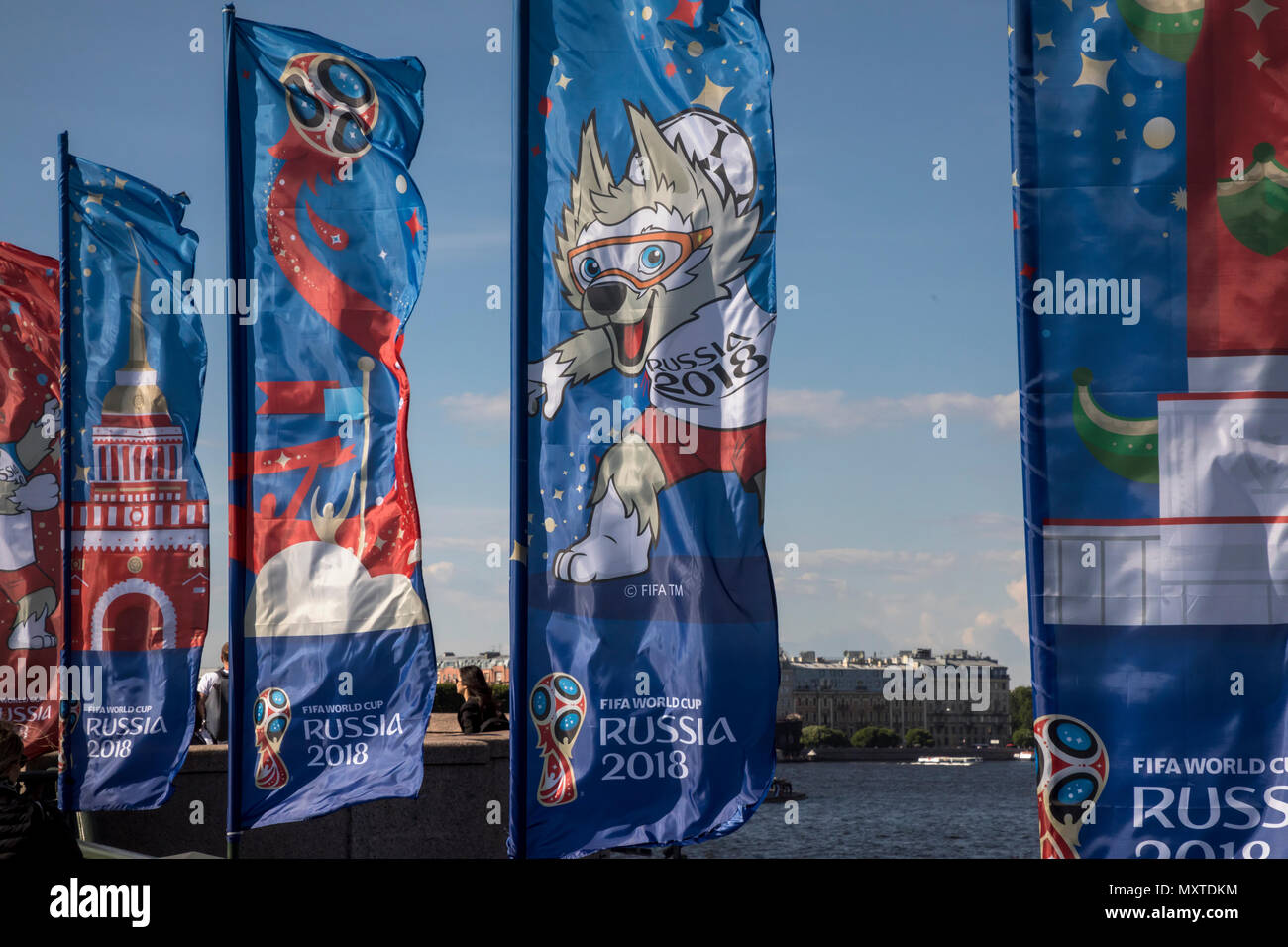 Drapeaux avec les symboles de la Coupe du Monde FIFA 2018 sont installés dans le centre de la ville de Saint-Pétersbourg, Russie Banque D'Images