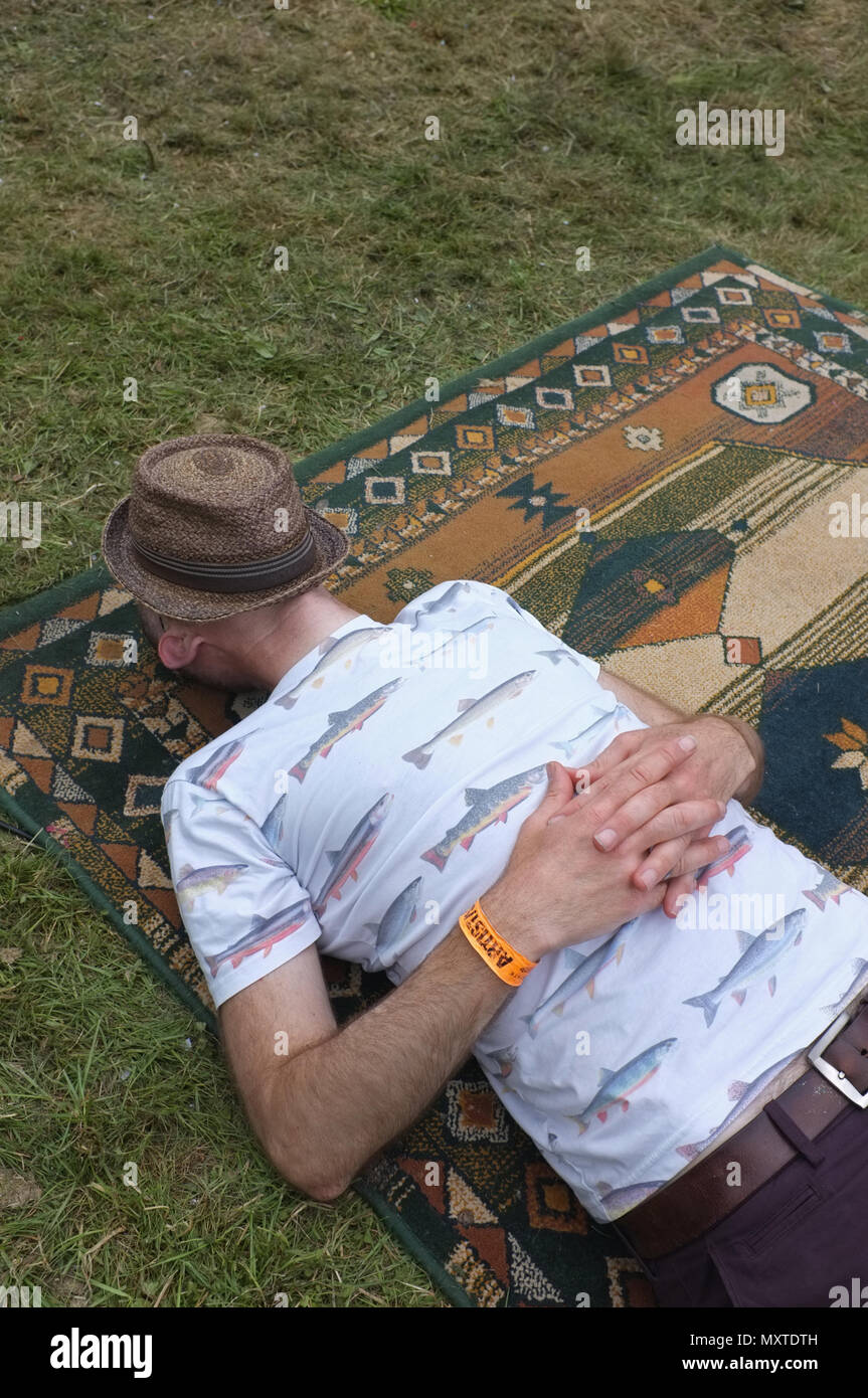 Un homme endormi lors d'un festival Banque D'Images