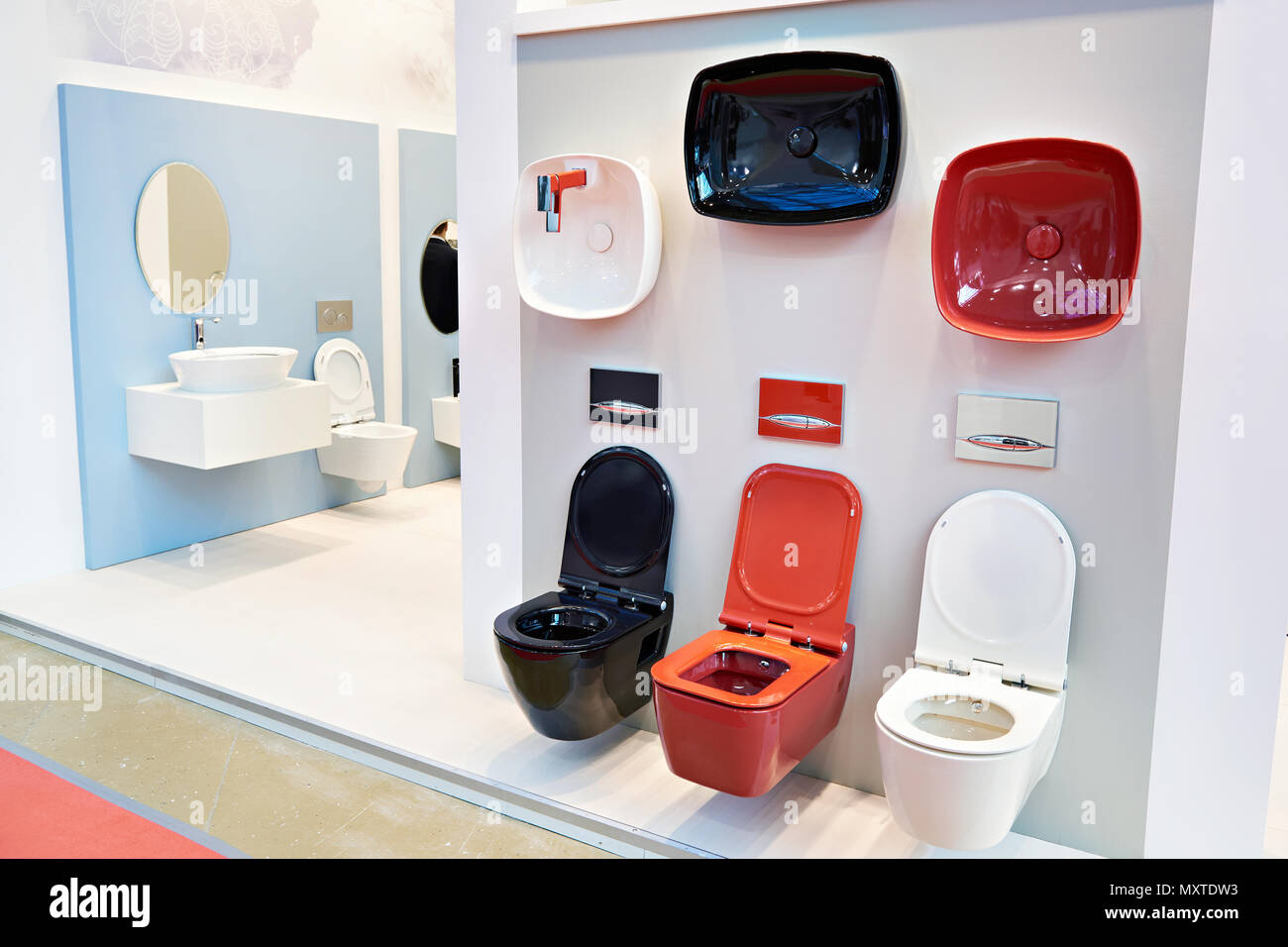 Cuvettes de toilettes dans le magasin de porcelaine sanitaire Photo Stock -  Alamy