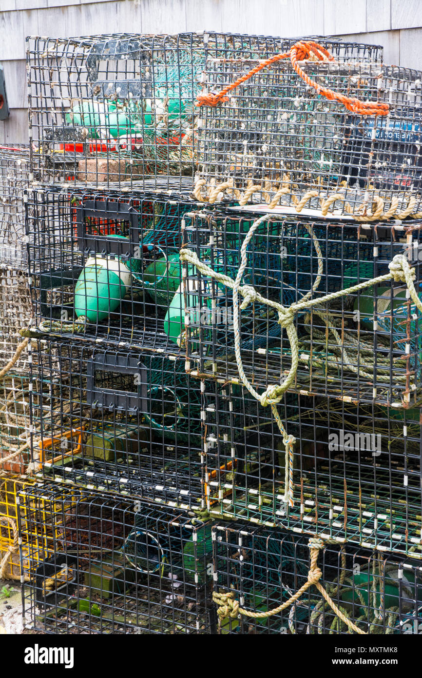 Les casiers à homard métalliques sont stockés en position verticale jusqu'à ce que nécessaire. Banque D'Images