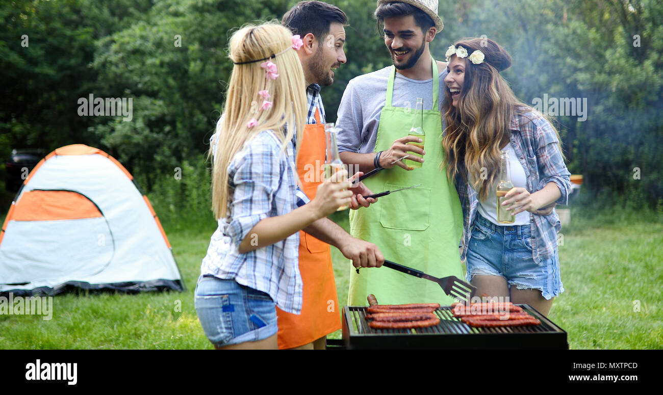 Les amis de faire un barbecue et déjeuner Banque D'Images