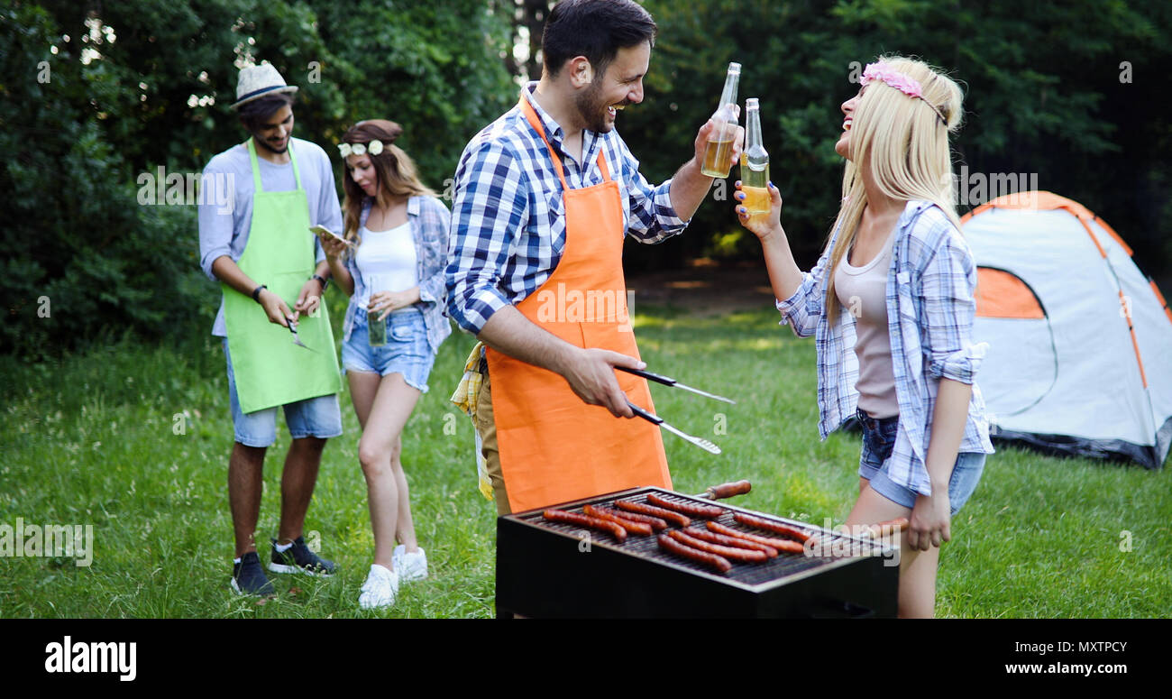 Les amis de faire un barbecue et déjeuner Banque D'Images