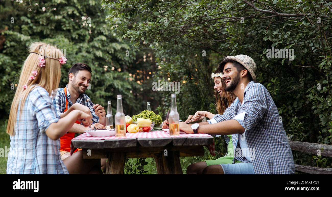 Les jeunes dans la nature en s'amusant Banque D'Images