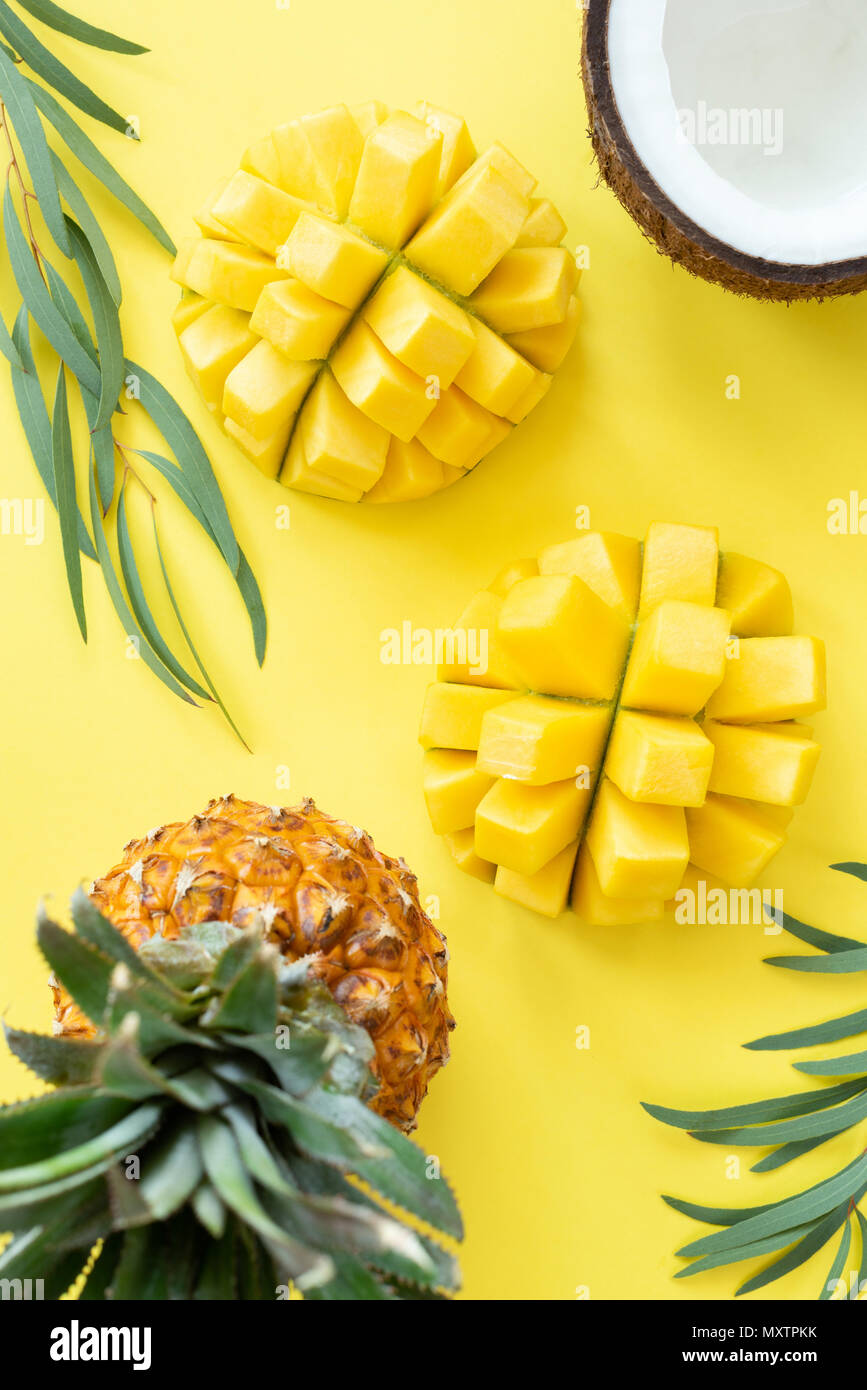 Modèle des fruits tropicaux sur fond jaune. Mise à plat de fruits, mode de vie sain et à l'été. Vue de dessus de table Banque D'Images