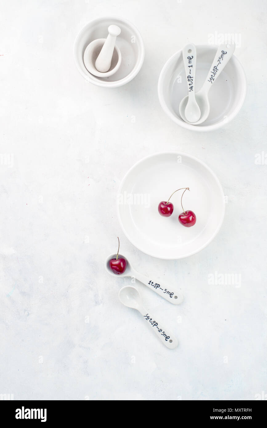 Vaisselle en porcelaine vide minimaliste sur un fond noir en blanc avec l'exemplaire de l'espace. Cherry pie baking concept. Banque D'Images