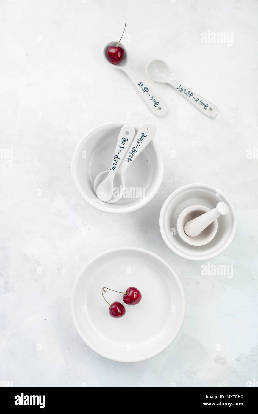 Vaisselle en porcelaine vide minimaliste sur un fond noir en blanc avec l'exemplaire de l'espace. Cherry pie baking concept. Banque D'Images