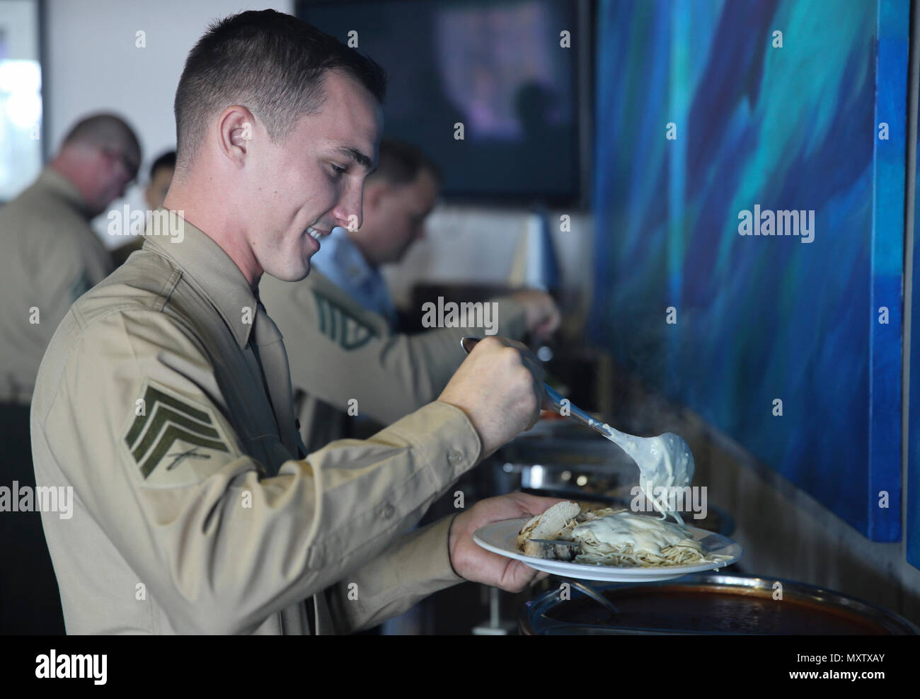 Le Sgt. Timothy Pattison rend son assiette au cours d'un déjeuner consacré à la candidature de personnes au service du quart prix lors de la remise à bateaux à Beaufort, N.C., 15 novembre 2016. Pattison a obtenu ce prix pour aller au-delà en faisant du bénévolat dans la communauté locale Carteret Comté. Des membres de la Garde côtière américaine, Corps des Marines des États-Unis et de l'armée américaine se réserve réunis pour honorer leur service sélectionné les membres qui ont été choisis pour le prix. Pattison est un technicien d'entretien automobile pour l'Escadrille de véhicules aériens télépilotés Marine, Marine 2 Groupe d'aéronefs 14, 2nd Marine Aircraft Wing. (U.S. M Banque D'Images