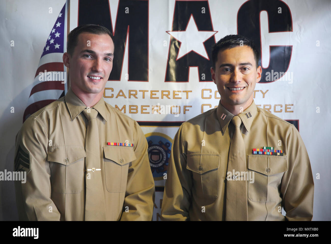 Le Sgt. Timothy Pattison se trouve à côté de la Capitaine Juan Baldelomar au cours d'un déjeuner consacré à la candidature de personnes au service du quart prix lors de la remise à bateaux à Beaufort, N.C., 15 novembre 2016. Baldelomar a parlé de Pattison et l'éthique du travail et du rendement puis lui a remis son prix lors de l'événement. Pattison a obtenu le prix pour aller au-delà en faisant du bénévolat dans la communauté locale Carteret Comté. Des membres de la Garde côtière américaine, Corps des Marines des États-Unis et de l'armée américaine se réserve réunis pour honorer leur service sélectionné les membres qui ont été choisis pour le prix. Pattison est autom Banque D'Images