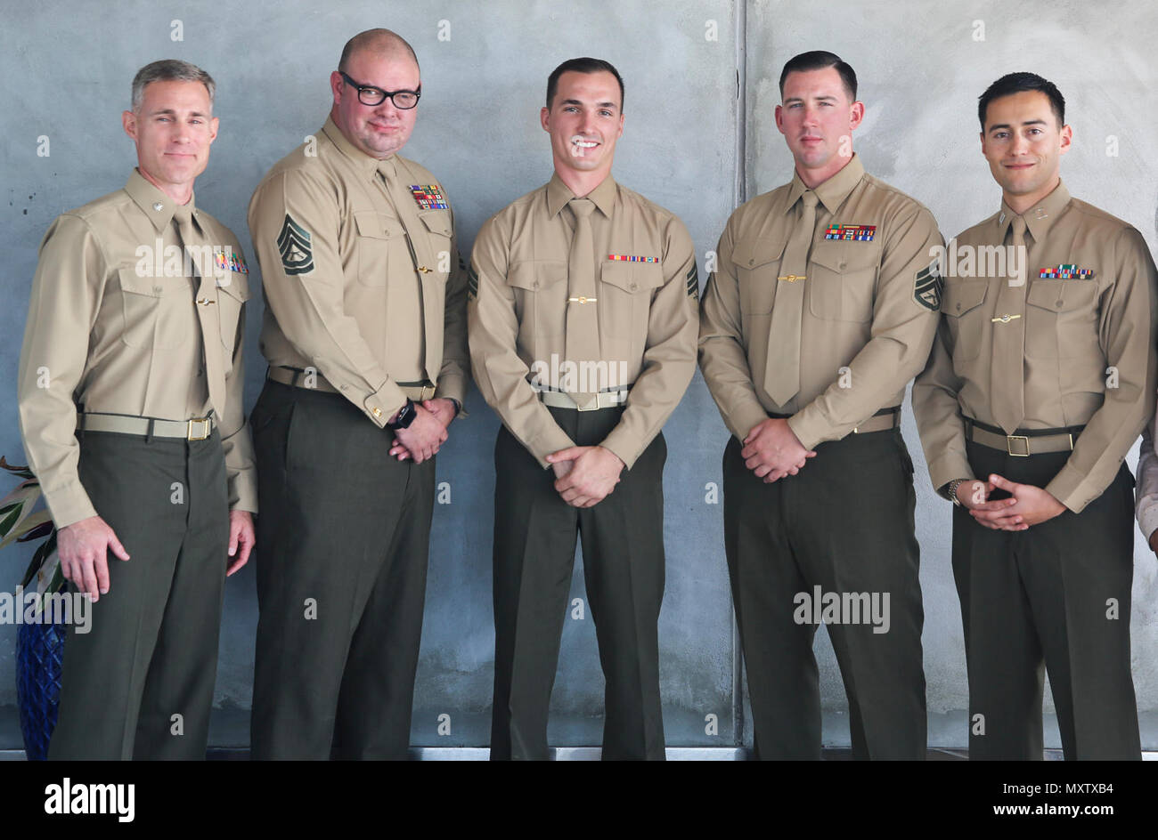 Le Sgt. Timothy Pattison rassemble avec les membres de sa chaîne de commandement pendant un déjeuner consacré aux lauréats des personnes de Service du trimestre prix lors de la remise à bateaux à Beaufort, N.C., 15 novembre 2016. Pattison a obtenu le prix pour aller au-delà en faisant du bénévolat dans la communauté locale Carteret Comté. Des membres de la Garde côtière américaine, Corps des Marines des États-Unis et de l'armée américaine se réserve réunis pour honorer leur service sélectionné les membres qui ont été choisis pour le prix. Pattison est un technicien d'entretien automobile pour l'Escadrille de véhicules aériens télépilotés Marine, Marine 2 Groupe d'aéronefs 14, 2e Mar Banque D'Images