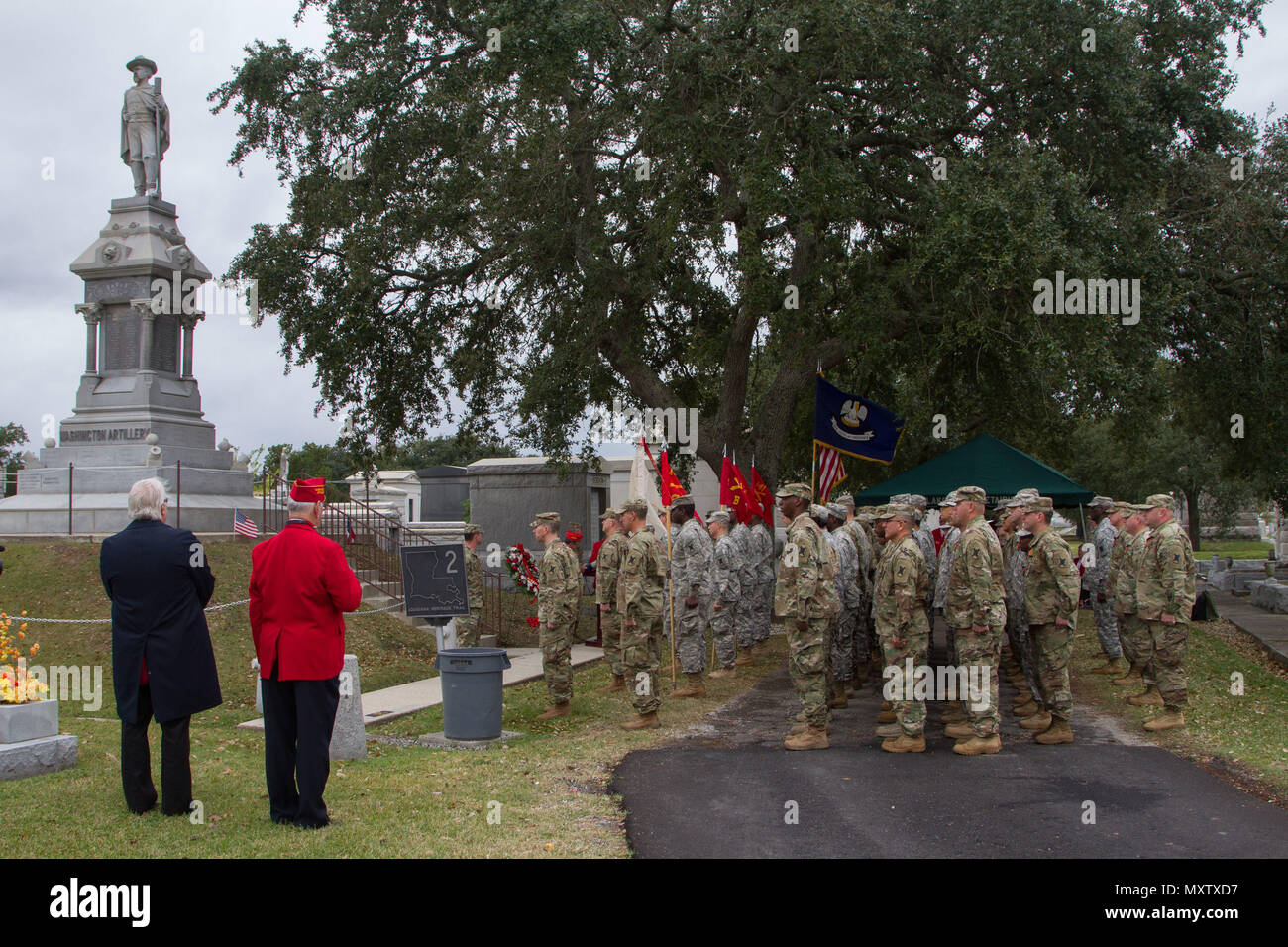 Des soldats de la Garde nationale de la Louisiane, du 1er bataillon du 141e Régiment d'artillerie (Washington) de l'artillerie et les membres de l'Association des anciens combattants de l'Artillerie de Washington se rassemblent à l'Artillerie de Washington Monument au Lake Lawn Metairie Cemetery à New Orleans, Dec 3, 2016. Chaque année, l'unité est titulaire d'une cérémonie commémorative au monument pour rendre hommage aux membres décédés en service. (U.S. Photo de la Garde nationale par le sergent. Josiah Pugh) Banque D'Images