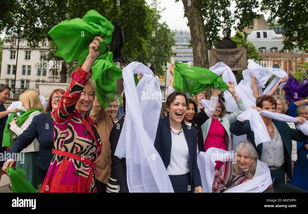 Députées y compris Leader de la Chambre des communes Andrea Leadsom (gauche) portant les couleurs des suffragettes de vert, violet et blanc posent pour une photo de la statue de Millicent Fawcett dans la place du Parlement, Londres, dans la perspective de la participation de masse artwork 'Processions", qui va voir des dizaines de milliers de femmes processus par Londres pour créer une vie, les déplacements du pavillon des suffragettes le dimanche 10 juin. Banque D'Images
