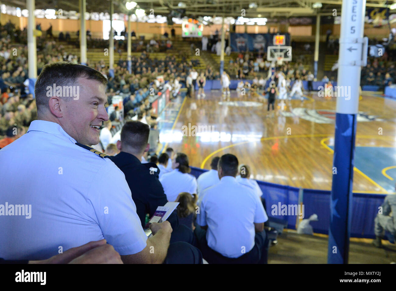 Le cmdr. Matt 10 Berge, stationné à Coast Guard District 14, bénéficie d'un Pearl Harbor Invitational match de basket-ball entre l'Université de Princeton et l'Université de Californie à bloquer Arena, Joint Base Harbor-Hickam Pearl, 6 décembre 2016. Fox Sports est la diffusion en direct des jeux de basket-ball dans le cadre de la semaine de commémoration du 75e anniversaire de Pearl Harbor. La Garde côtière a joué un rôle essentiel lors de l'attaque sur Pearl Harbor et continuent de servir dans tout le Pacifique aujourd'hui. (U.S. Photo de la Garde côtière canadienne par le maître de 3e classe Amanda Levasseur) Banque D'Images