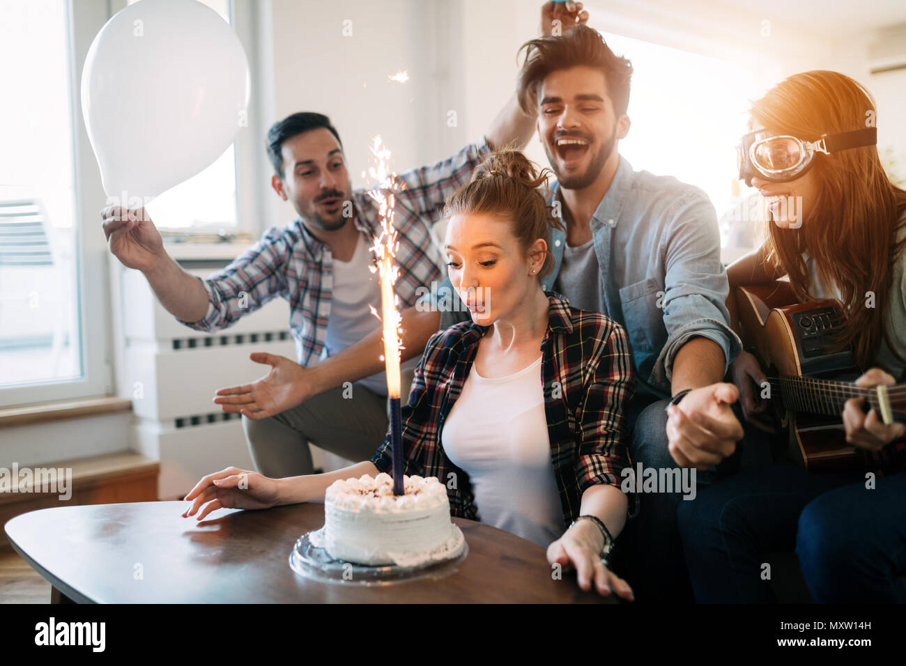 Jeune Groupe de happy friends celebrating birthday Banque D'Images