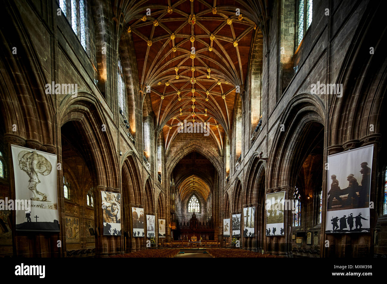 Monument Roman gothique l'intérieur de la cathédrale de Chester, Cheshire, Angleterre, attraction touristique classé dans le centre-ville, à l'Alter Banque D'Images