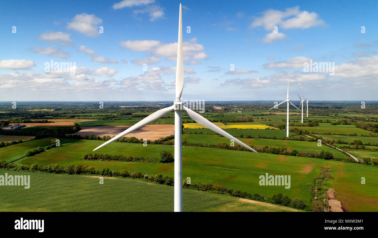 Vue aérienne des éoliennes dans les champs, la Marne, France Banque D'Images