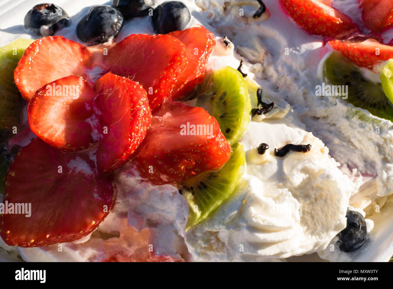 Le Mascarpone Pavlova Gateau A La Fraise Kiwi Myrtille Dessert Creme Photo Stock Alamy