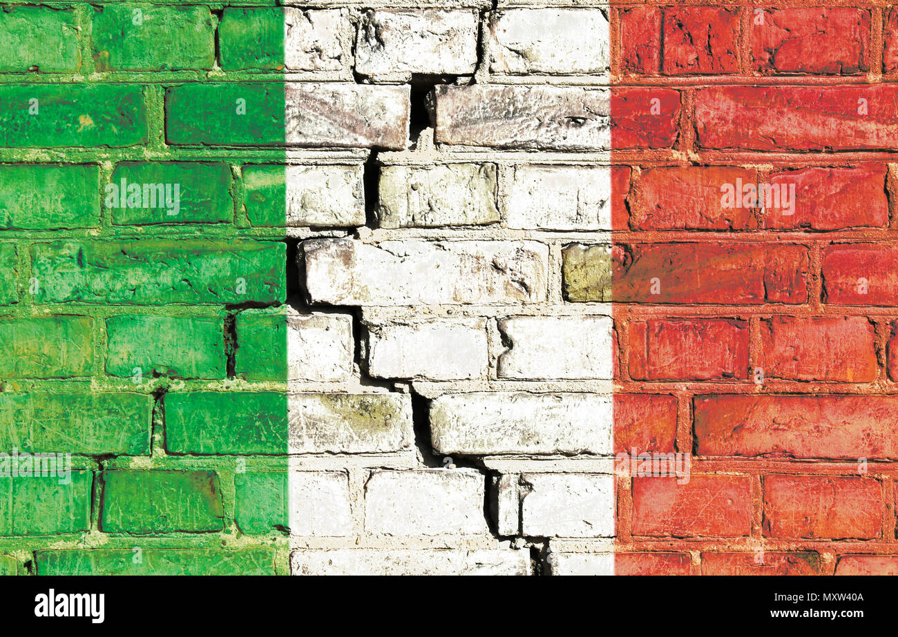 Italie drapeau peint sur un mur de brique fissurée grungy. Notion de droit pour l'Italie et la crise politique italienne et conséquences économiques. Banque D'Images