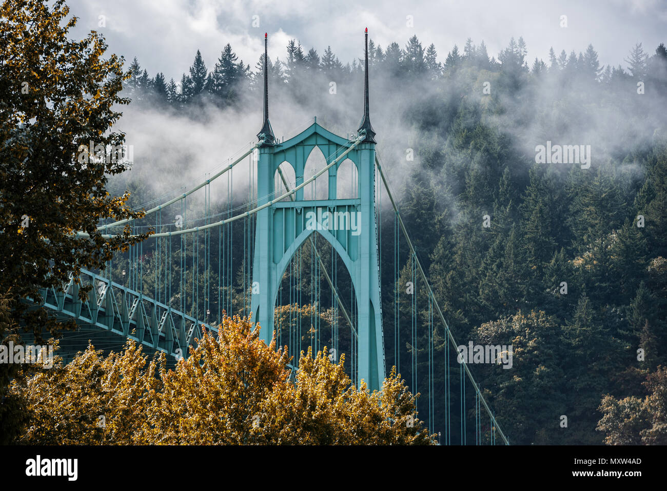 Pont St Johns, Portland, Oregon, sur un matin d'automne brumeux Banque D'Images