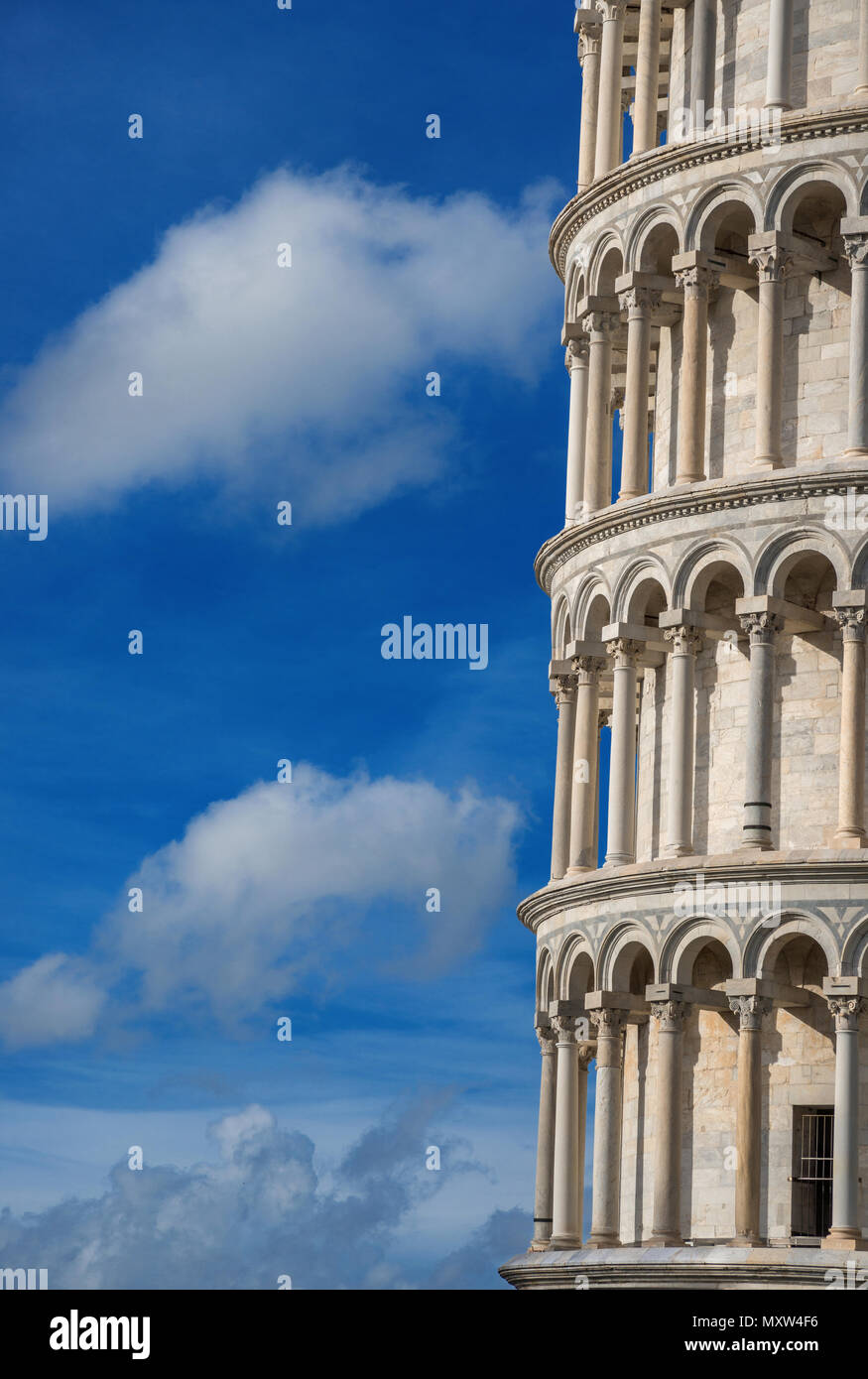 La célèbre Tour Penchée de Pise parmi de beaux nuages (avec copie espace) Banque D'Images