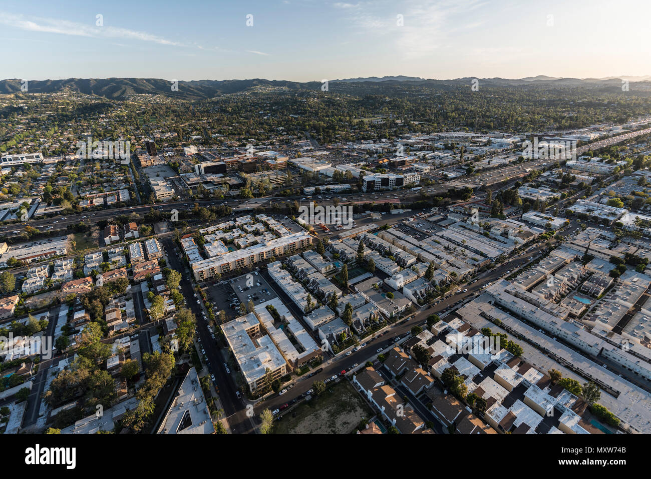 Vue aérienne de la Ventura Freeway 101, appartement les toits et les montagnes de Santa Monica dans la vallée de San Fernando de Los Angeles, Californie. Banque D'Images