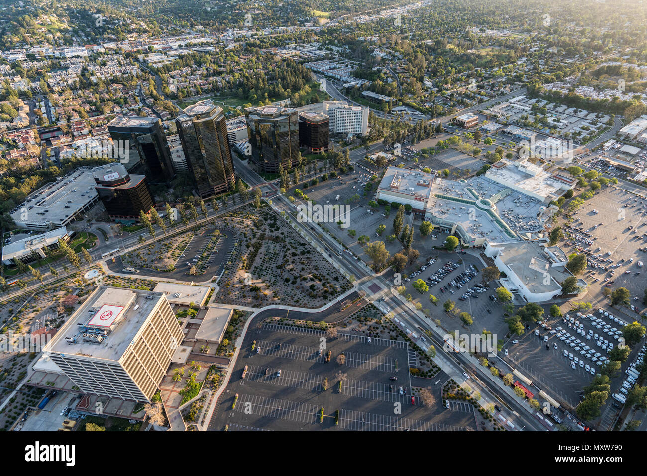 Los Angeles, Californie, USA - 18 Avril 2018 : Vue aérienne de Warner Center et la Promenade Mall réaménagement futur site dans le West San Fernando Banque D'Images