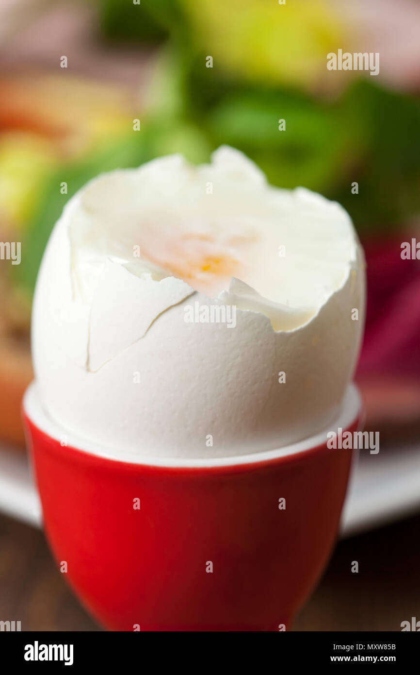 Petit-déjeuner avec du pain d'oeufs cuits Banque D'Images