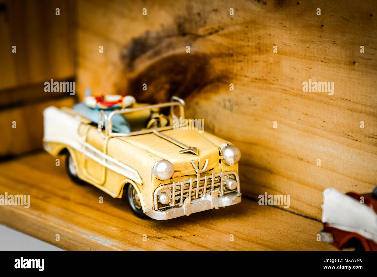 Petite voiture à vendre sur une étagère. Banque D'Images