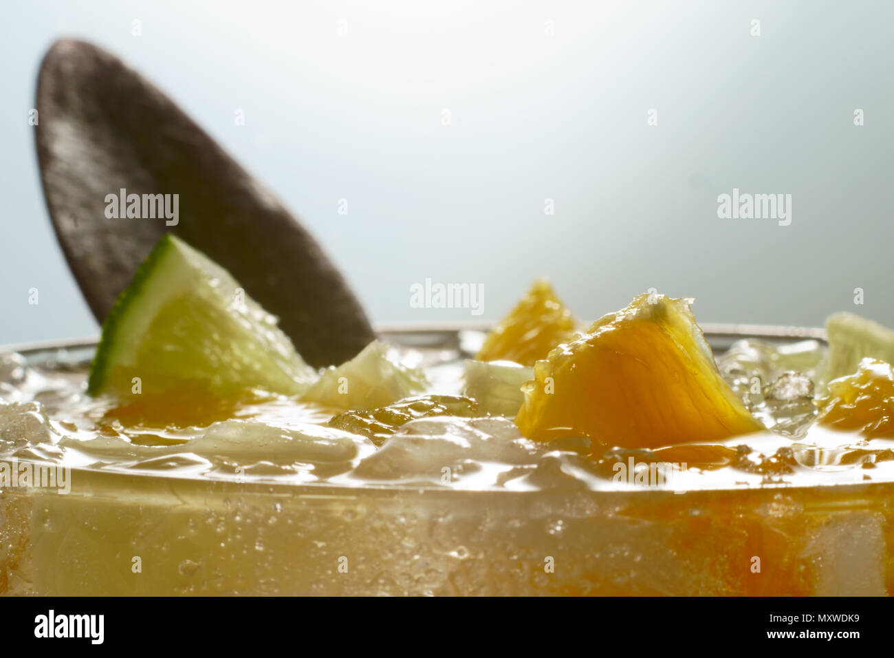 Vue de dessus d'un délicieux cocktail de fruits boissons avec alcool et glace peaces orange. En plus de menthe. La lumière en arrière-plan. Banque D'Images