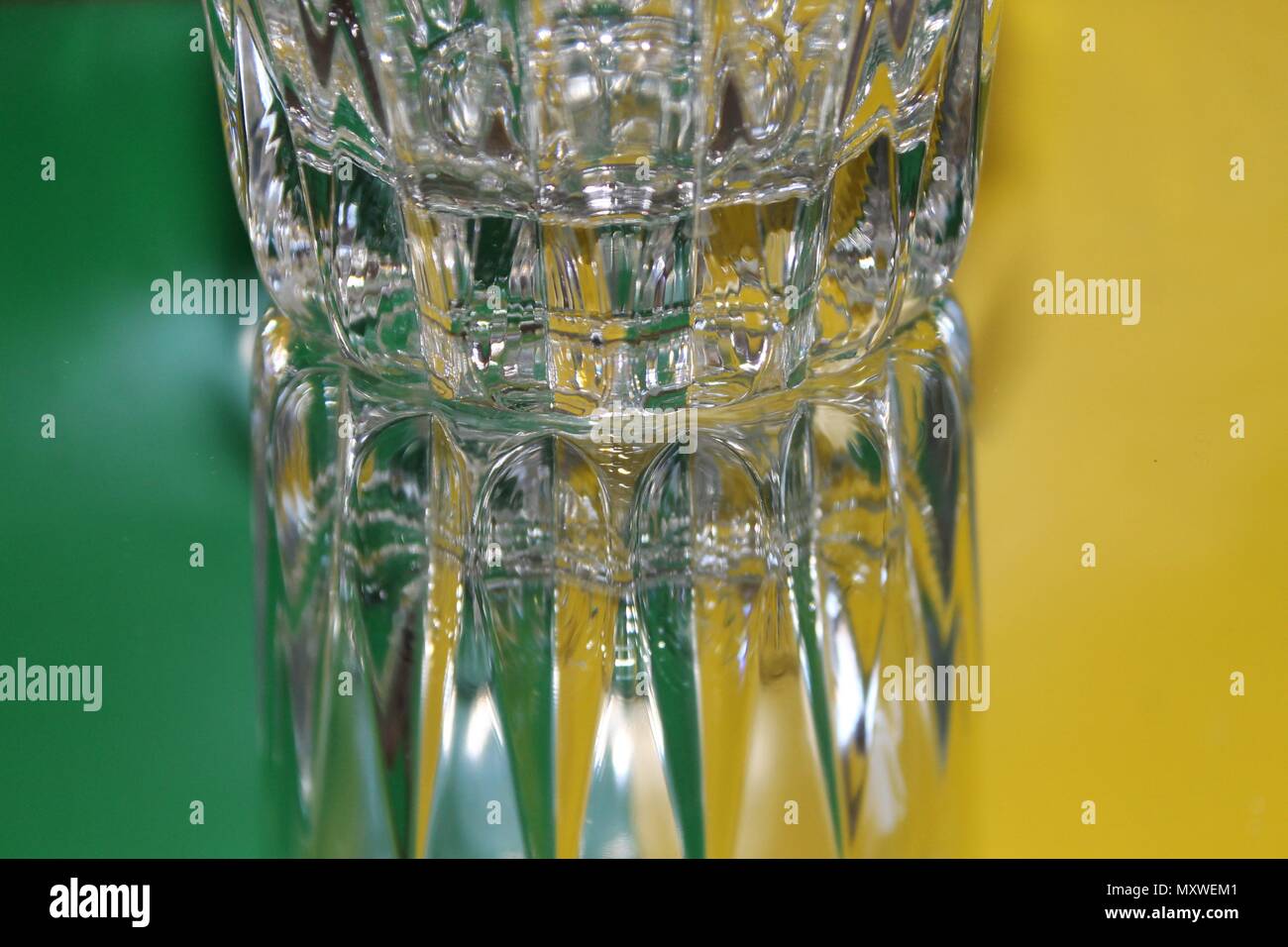 Une réflexion du verre avec fond vert et jaune. Banque D'Images