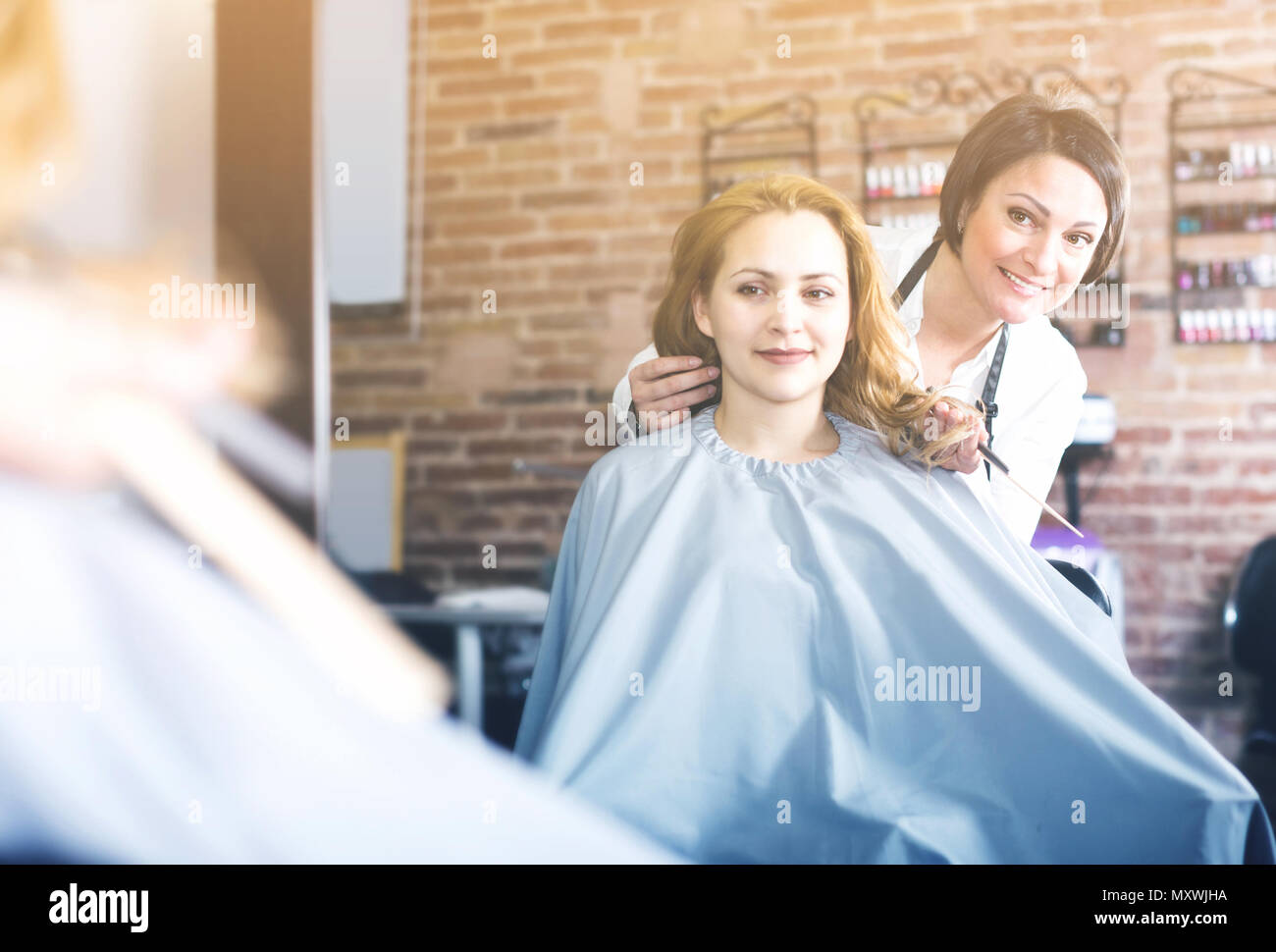 Coiffure mature est à l'écoute des désirs de jeune femme sur sa coiffure  Photo Stock - Alamy
