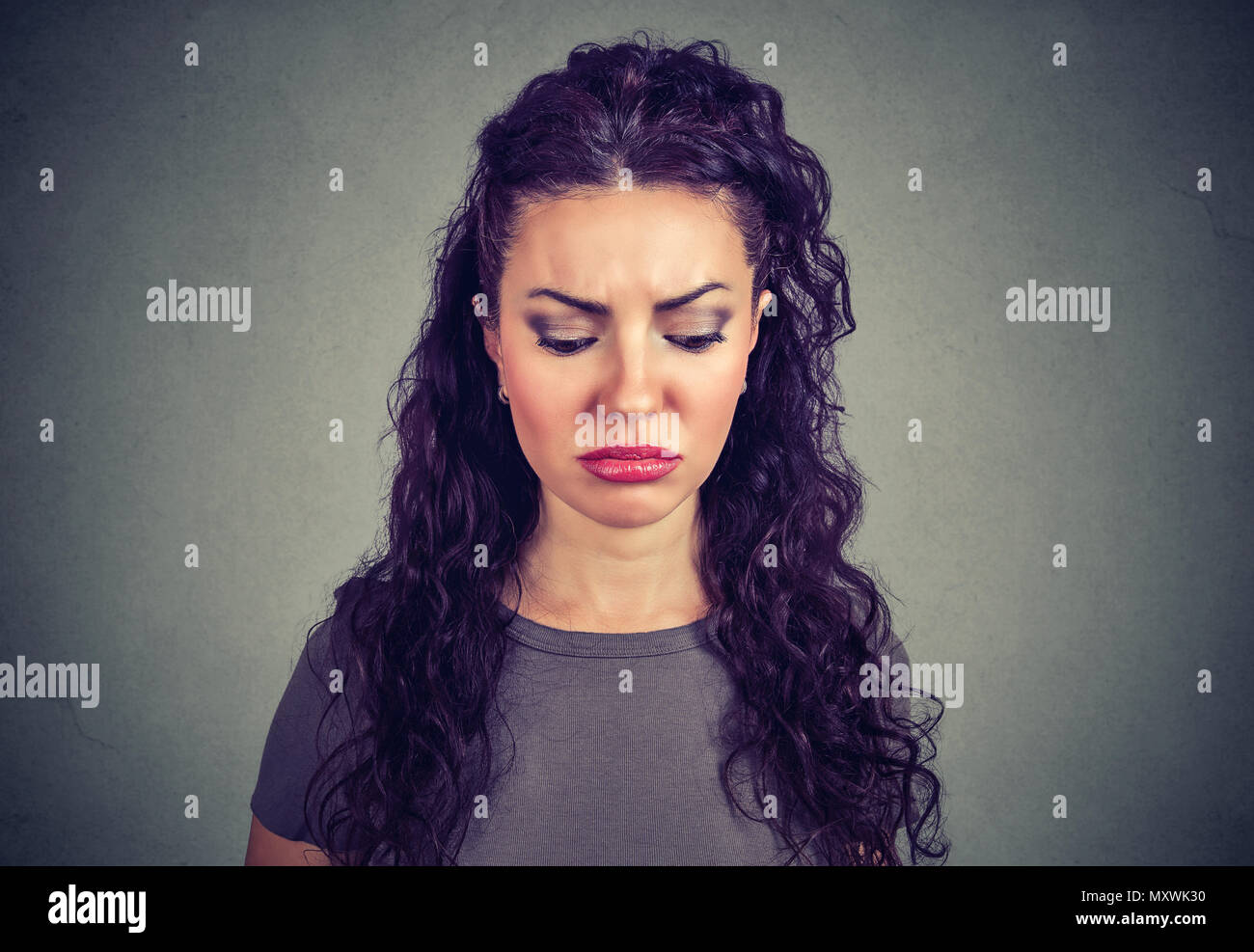 Belle femme à la recherche vers le bas dans le désespoir à la pitié désespoir Banque D'Images