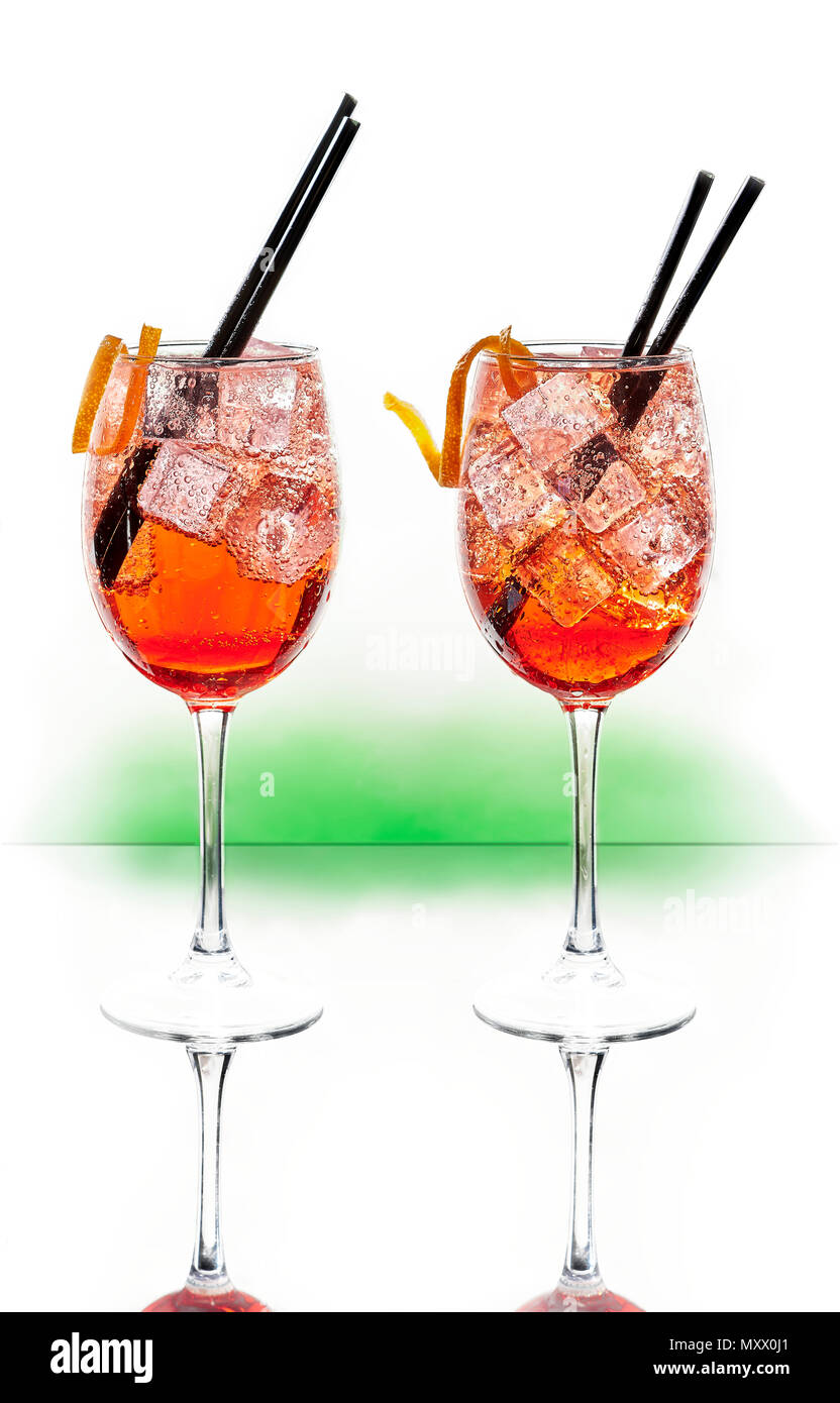 Cocktail Spritz. Cocktail glacé à l'apéritif italien typique ou apericena sur fond blanc. Banque D'Images