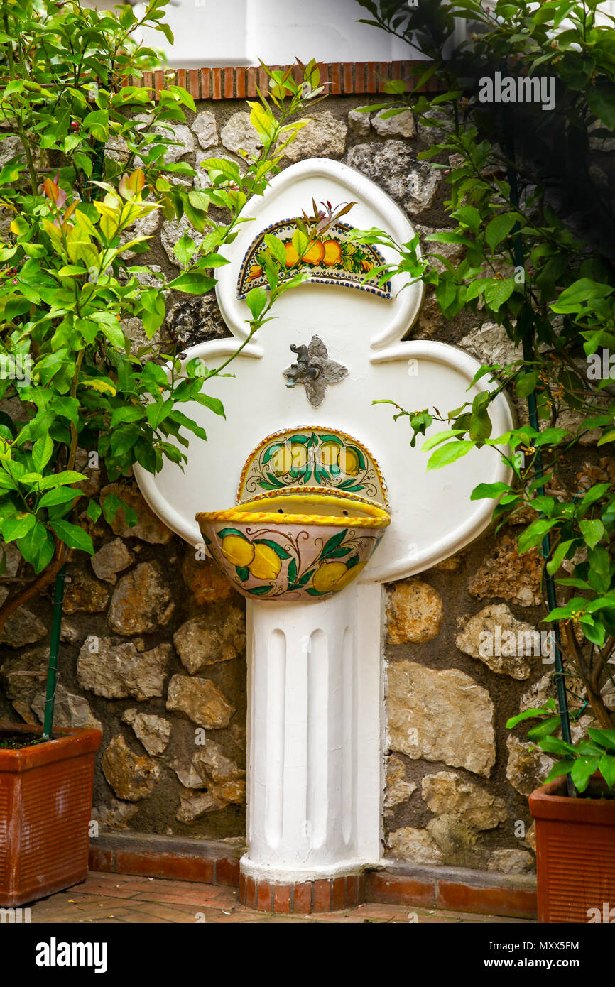Une eau eau potable fontaine décorée de citrons sur l'île de Capri, Italie Banque D'Images