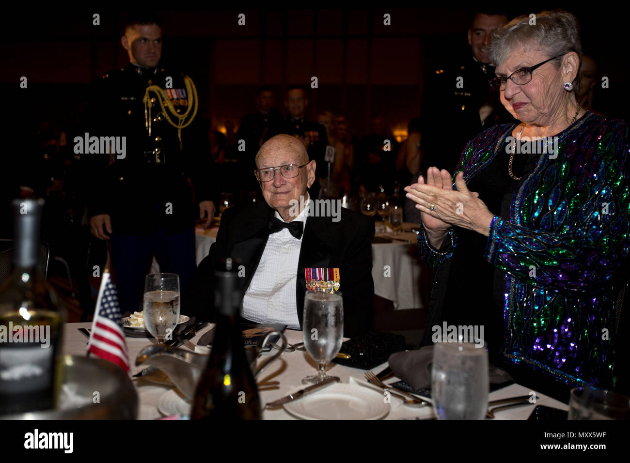 Un sergent-maître d'artillerie du corps des Marines à la retraite a assisté à la célébration de l'anniversaire du 241e corps des Marines le 12 novembre 2016, à l'hôtel Hilton San Diego Bayfront, en Californie. La cérémonie a honoré les plus anciens Marines présents et a mis en évidence les traditions, le patrimoine et l'esprit de corps du corps des Marines, avec la participation de Marines en service actif et à la retraite lors du bal d'anniversaire officiel. Banque D'Images
