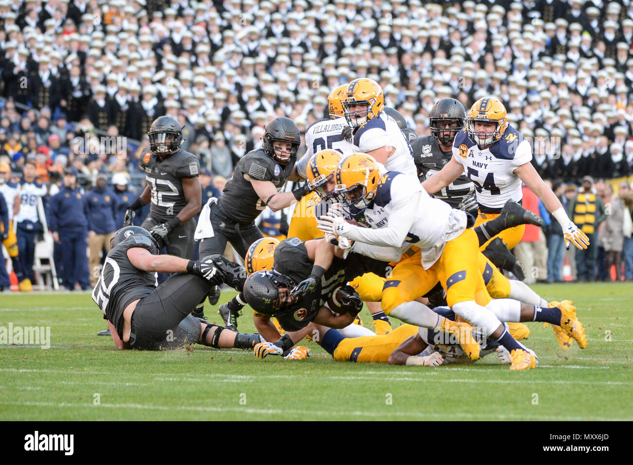 161210-N-XP477-1551 Baltimore, Md (déc. 10, 2016) Cadet Andy Davidson (40 RB) par le poing au cours de la défense de la Marine Army-Navy Game chez M&T Bank Stadium, à Baltimore. Army a gagné le match 21-17 et a brisé le jeu de la Marine 14 victoires invaincue dans la rivalité féroce académie de service. (U.S. Photo de la marine du Maître de 2e classe Danian C Douglas/libéré) Banque D'Images