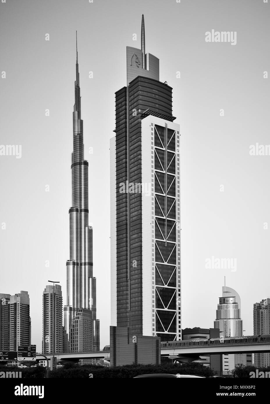 Emirats Arabes Unis Dubai centre-ville, Burj Khalifa, tour et la tour du millénaire entouré d'appartements, architecture futuriste, Banque D'Images