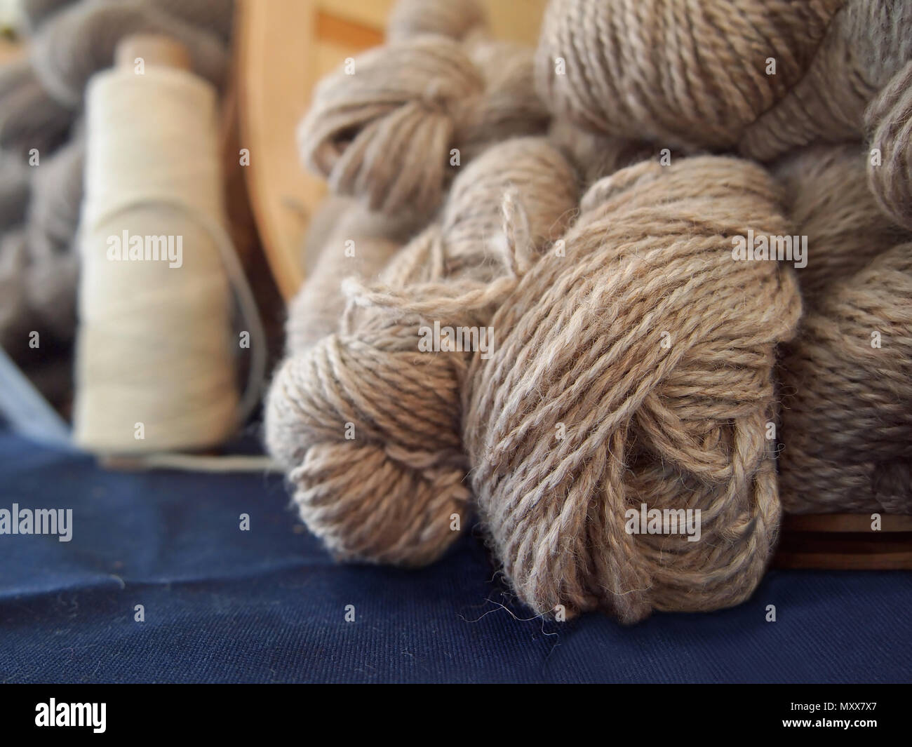 De couleur naturel écheveaux de fil de laine de mouton laine filée main dans un panier à un festival de fibres agricoles. Banque D'Images