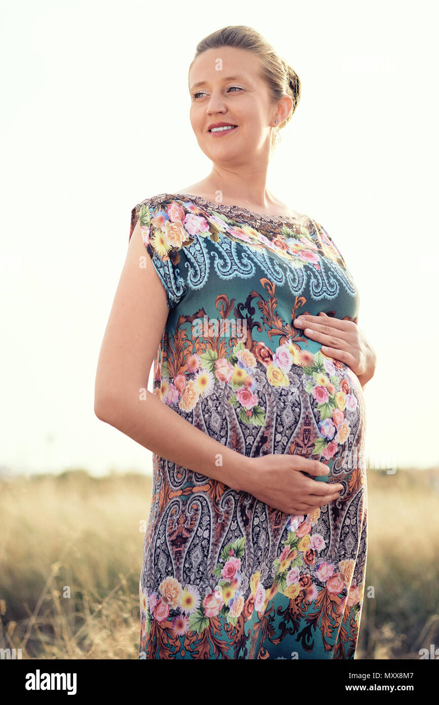 Jolie femme enceinte à l'extérieur Banque D'Images