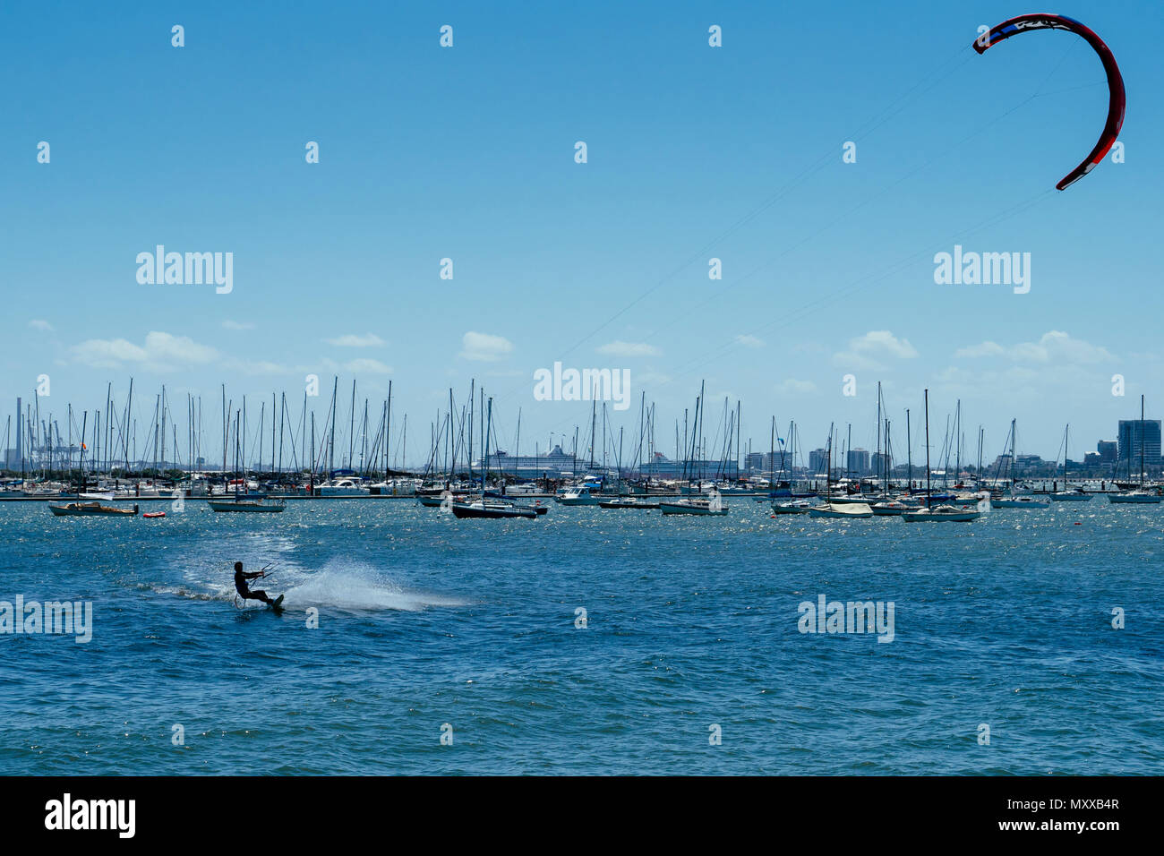 Kite surfer en action à Port Phillip Bay par la marina et du quai de St Kilda, Melbourne, Victoria, Australie Banque D'Images