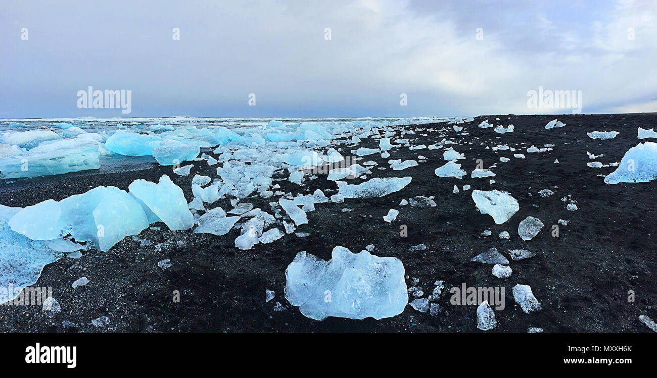 Plage de sable noir et bleu d'icebergs sur plage du diamant dans le sud de l'Islande Banque D'Images