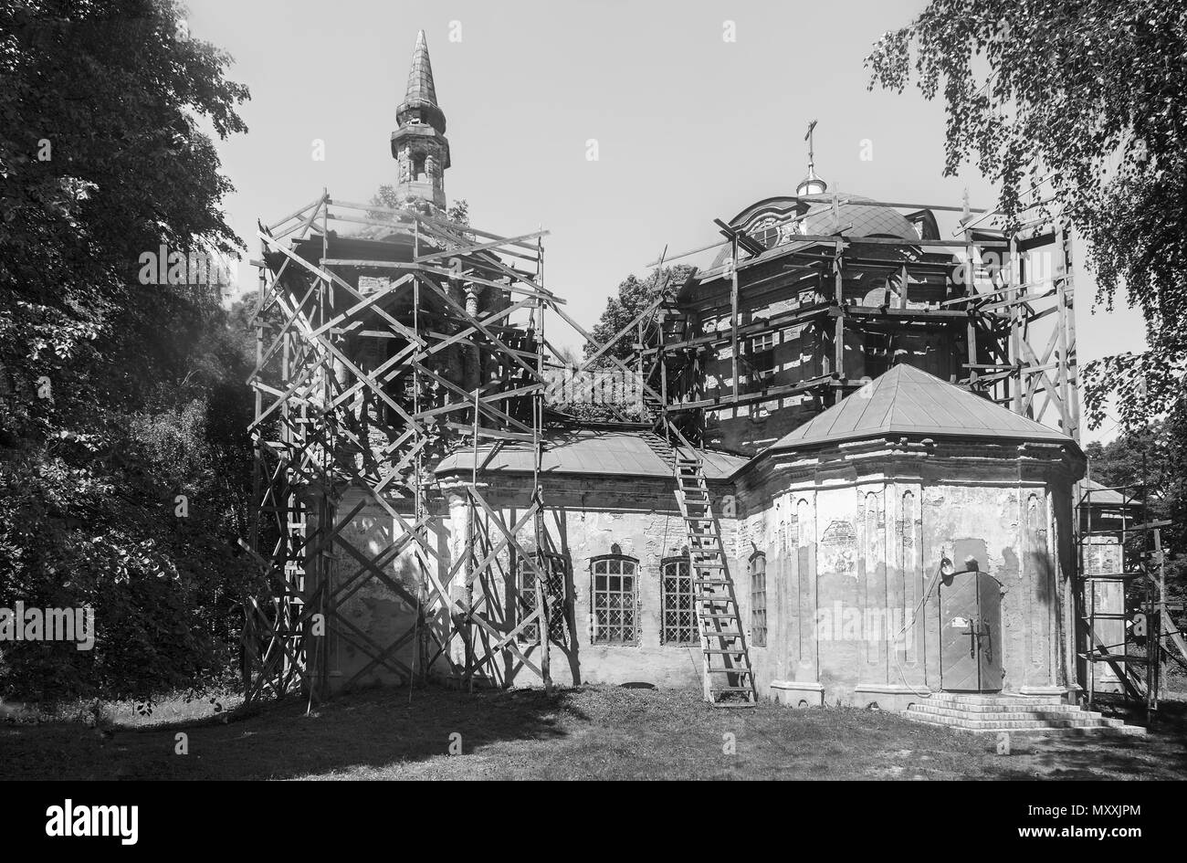 Une petite vieille église orthodoxe dans la campagne est entouré d'échafaudages et les travaux de restauration sont effectués. Banque D'Images