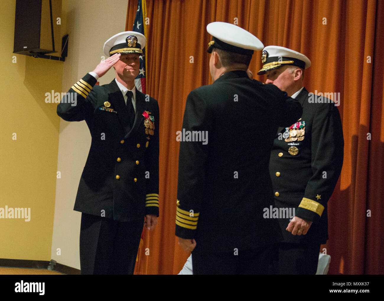 BANGOR, Washington (déc. 9, 2016) Le Capitaine Ted Schroeder, de Maple Grove, Minnesota, est bien soulagée par le Capitaine John Fancher, de Hammond, Indiana, en tant que commandant du Centre de formation de Trident (TTF) Bangor au cours d'une cérémonie de passation de commandement à l'Auditorium de Briggs. TTF Bangor fournit la formation aux officiers et marins enrôlés nécessaires à la construction de la compétence et de la compétence dans l'exploitation et l'entretien des locaux et de l'opérateur sous-marin nos systèmes et équipements. (U.S. Photo par Marine Maître de 1re classe Amanda Gray/libérés) Banque D'Images