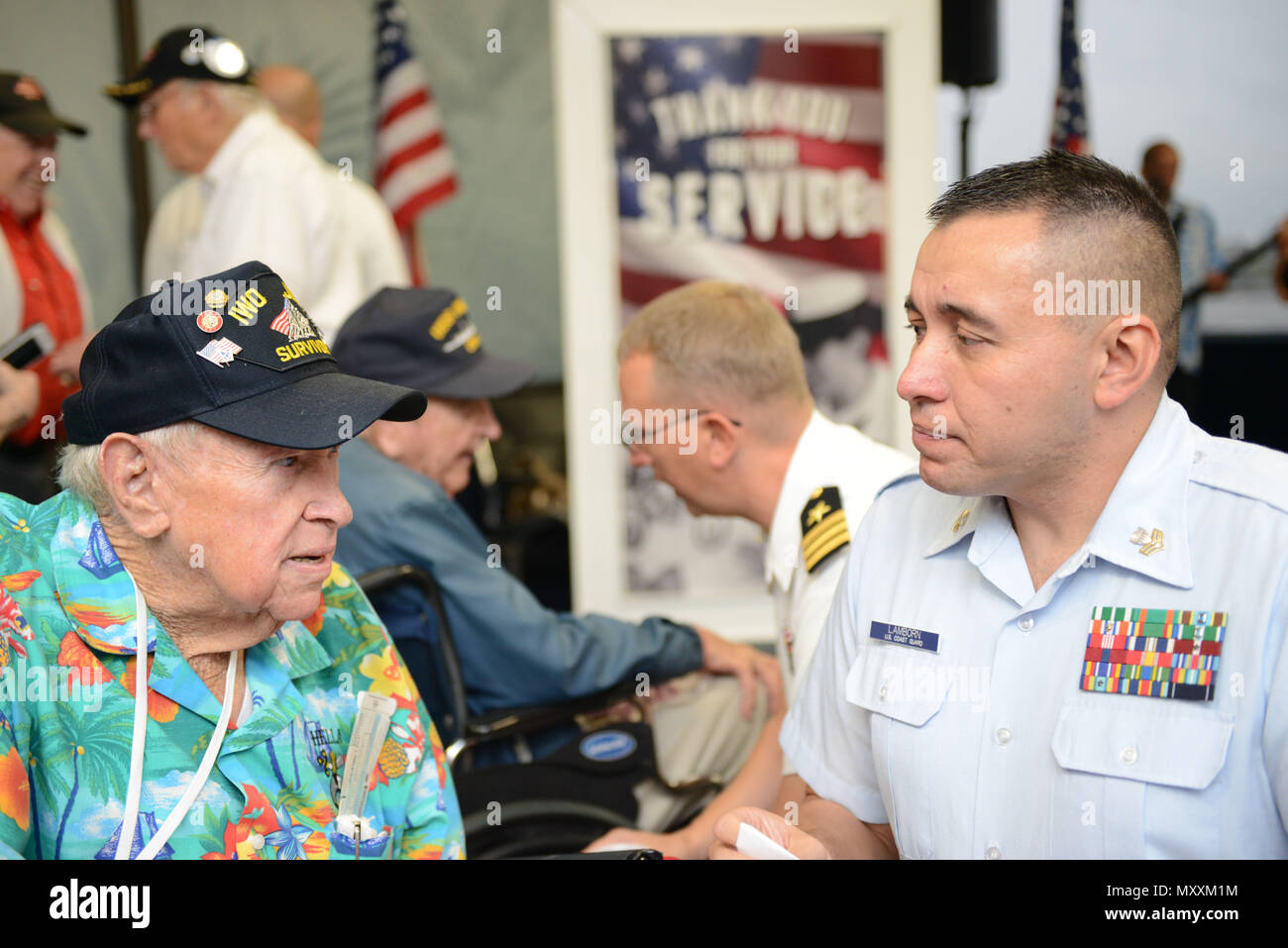 Maître de 1re classe Josh Lamborn, un yeoman stationnés à la base de la Garde côtière de Honolulu et native de Santa Ana, Californie, parle avec l'ancien Marine Corps PFC. James Krodel, un ancien combattant de la Seconde Guerre mondiale et les autochtones de Quitman, au Texas, avant d'une compagnie américaine honneur vol de retour à Los Angeles à l'Aéroport International d'Honolulu, le 9 décembre 2016. Plus de 100 anciens combattants de la Seconde Guerre mondiale, y compris les survivants de Pearl Harbor, a participé à des événements tout au long de la semaine du souvenir pour honorer le courage et les sacrifices de ceux qui ont servi pendant le 7 décembre 1941, et dans le théâtre du Pacifique. Le 7 décembre 2016, a marqué le Banque D'Images