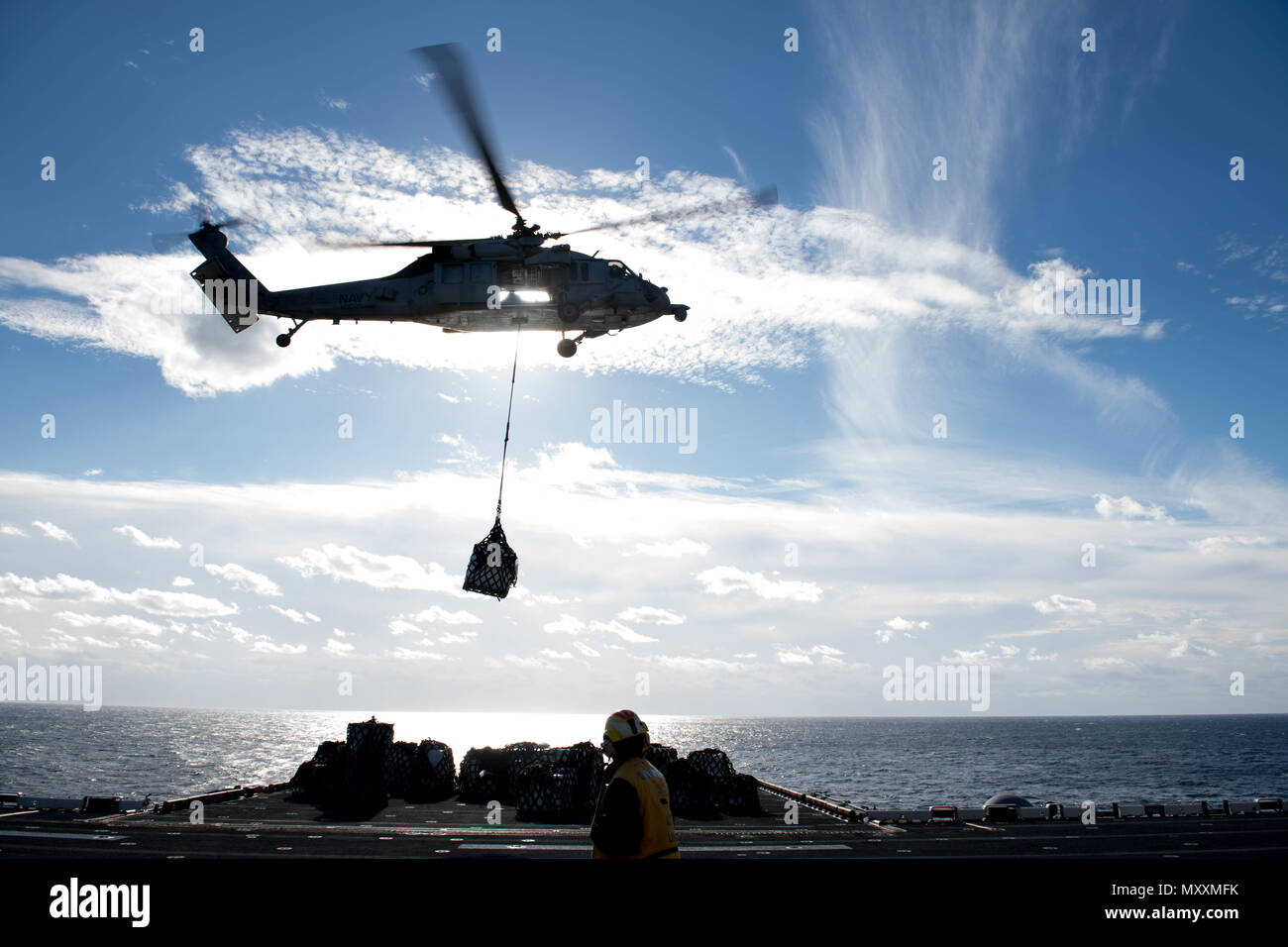 Le 9 décembre 2016, un hélicoptère MH-60S Seahawk du Helicopter combat support Squadron 26 (HSC-26) a transporté de la cargaison vers le navire d'assaut amphibie USS Bataan (LHD-5) alors qu'il faisait route dans l'océan Atlantique. L'USS Bataan opérait avec le Bataan Amphibious Ready Group (ARG) et participait à un exercice ARG/Marine Expeditionary Unit (MEUEX), menant des opérations de sécurité maritime, des opérations navire-terre et des exercices d'entraînement pour maintenir la disponibilité opérationnelle et la capacité opérationnelle. Banque D'Images