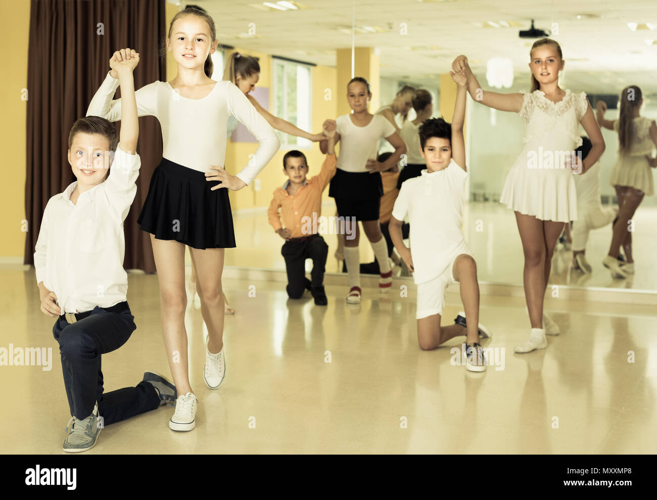 Smiling kids sont la danse valse en classe. Banque D'Images