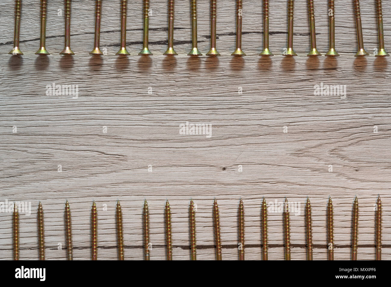 Brillant jaune dans les deux lignes sur fond de bois avec une copy space Banque D'Images