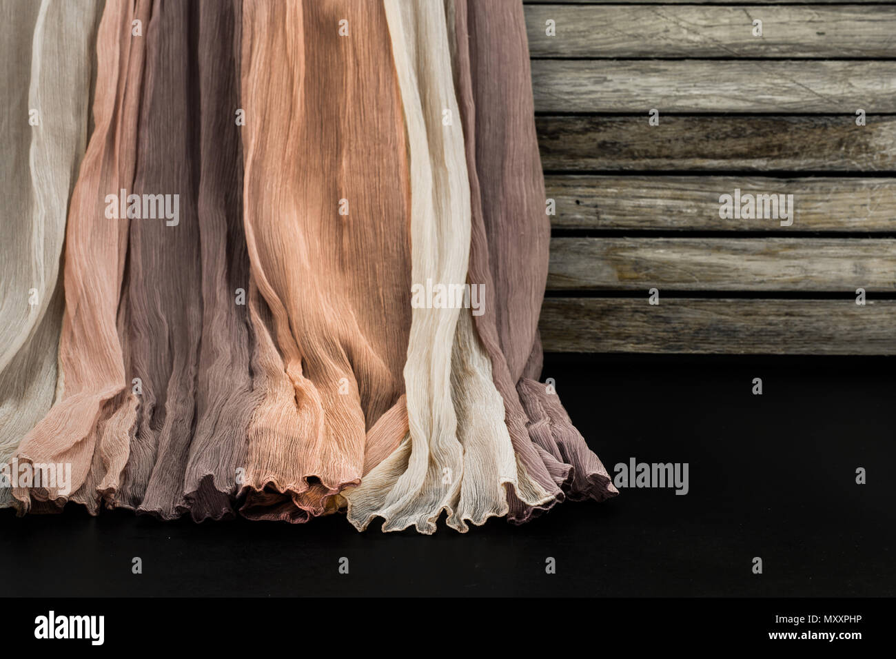 Beau tissu, pèse sur fond de bois, textile Banque D'Images